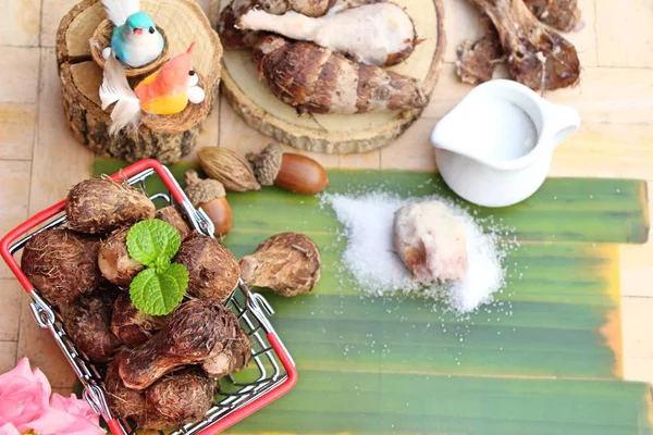 Taro rebus dengan gula di latar belakang kayu — Stok Foto