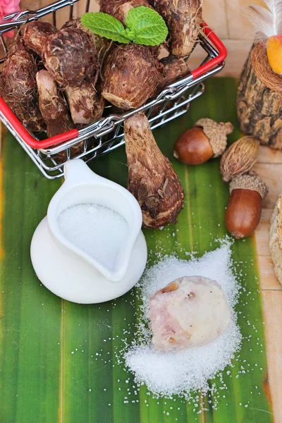 Taro bollito con zucchero su fondo legno — Foto Stock