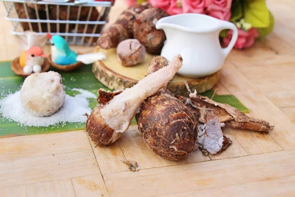 Taro hervido con azúcar sobre fondo de madera —  Fotos de Stock