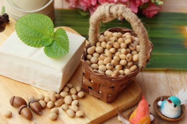 Soya ve soya tohumu ahşap arka plan üzerinde