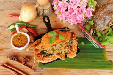 Fried Yengeç toz köri ile lezzetlidir