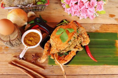 Fried Yengeç toz köri ile lezzetlidir