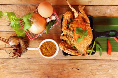 Fried Yengeç toz köri ile lezzetlidir