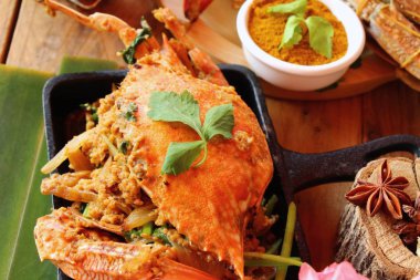 Fried Yengeç toz köri ile lezzetlidir