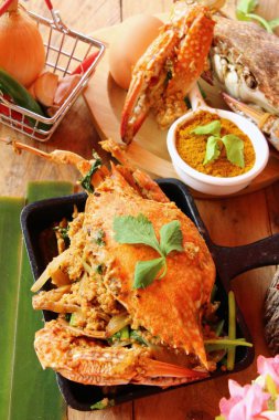 Fried Yengeç toz köri ile lezzetlidir