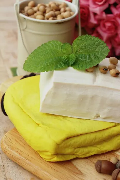 Tofu och sojabönor utsäde på trä bakgrund — Stockfoto