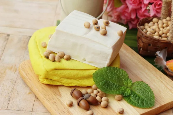 Tofu och sojabönor utsäde på trä bakgrund — Stockfoto