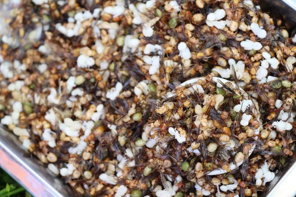 Eieren mieren voor het koken op de markt — Stockfoto