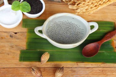 Şekerli tatlı fesleğen tohumu şurup lezzetli