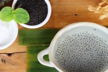 Şekerli tatlı fesleğen tohumu şurup lezzetli