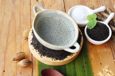 Şekerli tatlı fesleğen tohumu şurup lezzetli