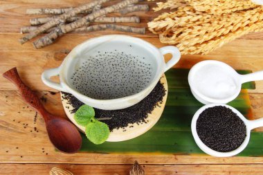 Şekerli tatlı fesleğen tohumu şurup lezzetli