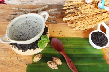 Şekerli tatlı fesleğen tohumu şurup lezzetli