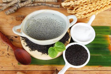 Şekerli tatlı fesleğen tohumu şurup lezzetli