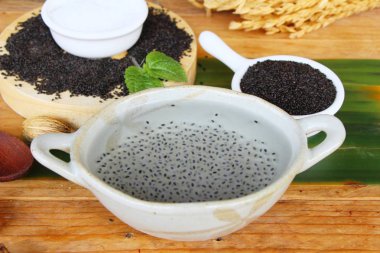 Şekerli tatlı fesleğen tohumu şurup lezzetli