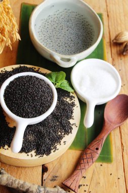 Şekerli tatlı fesleğen tohumu şurup lezzetli