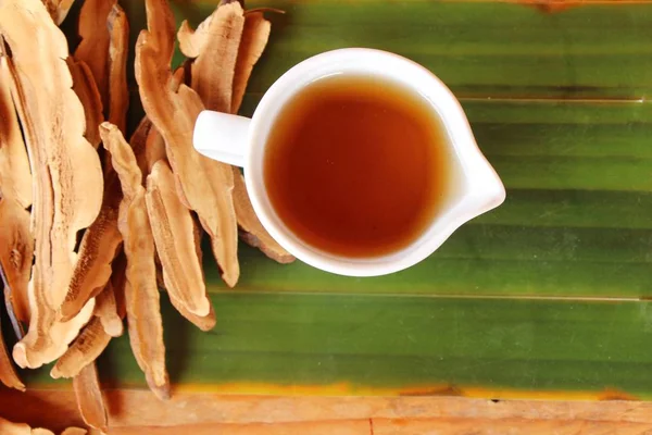 Lingzhi mushroom tea - Ganoderma lucidum for health — Stock Photo, Image