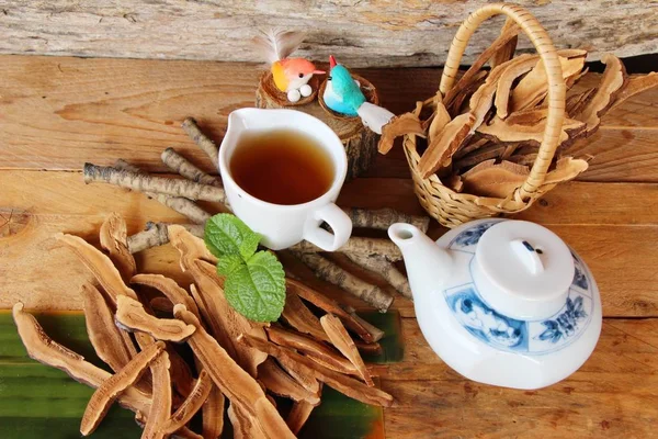 Lingzhi thé aux champignons - Ganoderma lucidum pour la santé — Photo