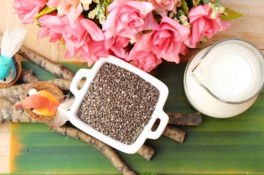 Organik chia tohum ahşap arka plan üzerinde