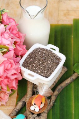 Organik chia tohum ahşap arka plan üzerinde