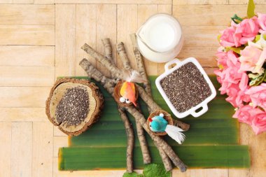 Organik chia tohum ahşap arka plan üzerinde