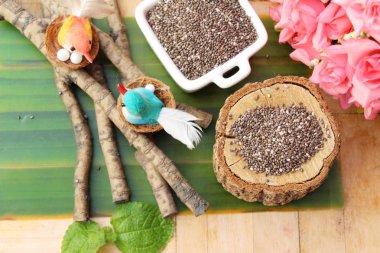 Organik chia tohum ahşap arka plan üzerinde