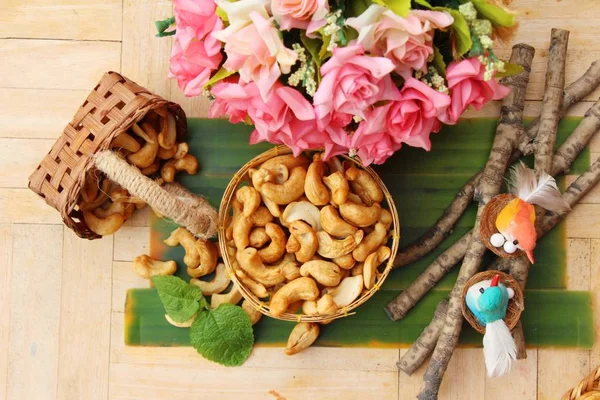 Kızartma kaju fıstığı tuz ile lezzetli