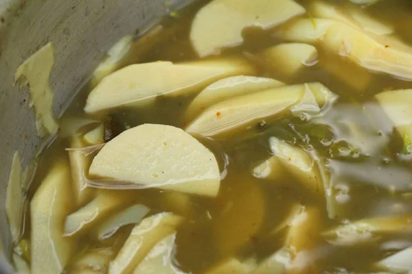 Soupe bouillie aux pousses de bambou avec du porc délicieux — Photo