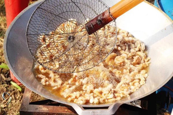 Gebratene Schweinehaut köstlich in der Pfanne — Stockfoto