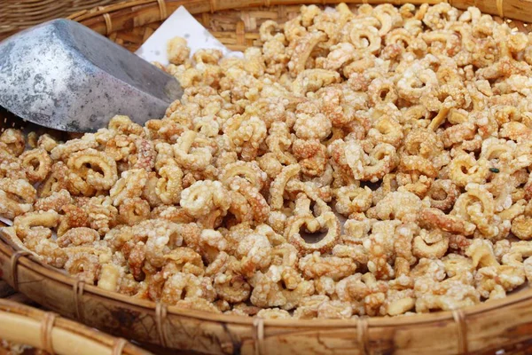 Gebakken varkensvlees huid heerlijk op straat eten — Stockfoto