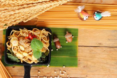 Domuz eti lezzetli kızarmış baharatlı spagetti karıştırın