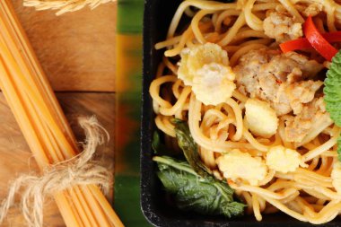 Domuz eti lezzetli kızarmış baharatlı spagetti karıştırın