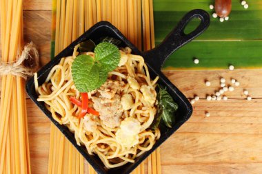 Domuz eti lezzetli kızarmış baharatlı spagetti karıştırın