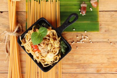 Domuz eti lezzetli kızarmış baharatlı spagetti karıştırın