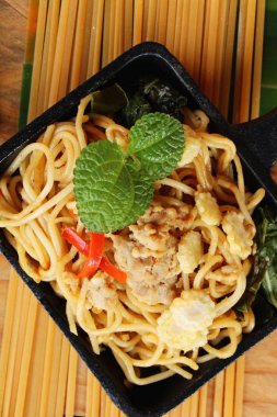 Domuz eti lezzetli kızarmış baharatlı spagetti karıştırın