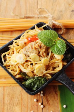 Domuz eti lezzetli kızarmış baharatlı spagetti karıştırın