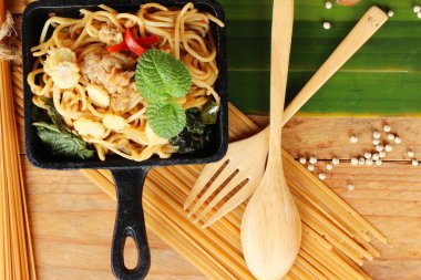 Domuz eti lezzetli kızarmış baharatlı spagetti karıştırın