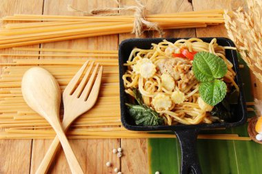 Domuz eti lezzetli kızarmış baharatlı spagetti karıştırın