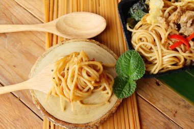 Domuz eti lezzetli kızarmış baharatlı spagetti karıştırın