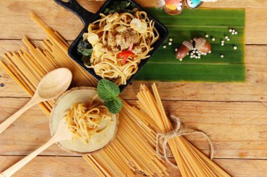 Domuz eti lezzetli kızarmış baharatlı spagetti karıştırın