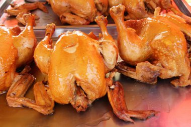 Balık sosu içinde çarşı ile haşlanmış tavuk