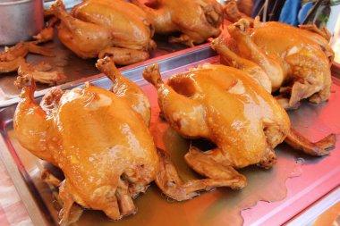 Balık sosu içinde çarşı ile haşlanmış tavuk