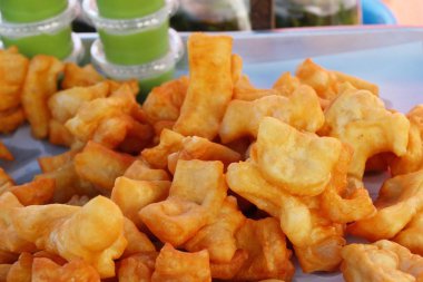 Derin kızarmış hamur lezzetli sopa içinde çarşı