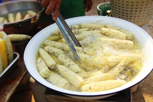 Maïs kook is heerlijk in de markt — Stockfoto