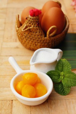 Altın tatlıdır yumurta sarısı, Tay tatlı