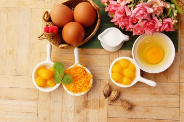 Altın tatlıdır yumurta sarısı, Tay tatlı