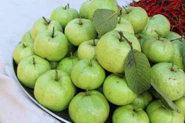 Guava meyve içinde belgili tanımlık çarşı lezzetlidir