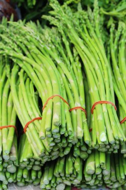 Markette yemek için taze yeşil kuşkonmaz