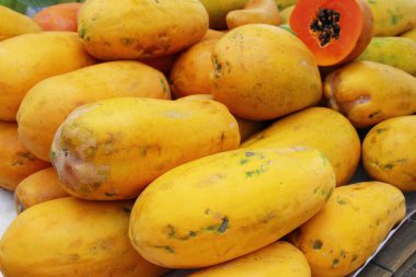 Olgun papaya piyasada lezzetlidir