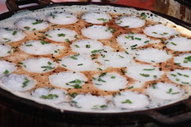 Hindistan cevizi sütü karıştırın şeker ve un, Tay tatlı